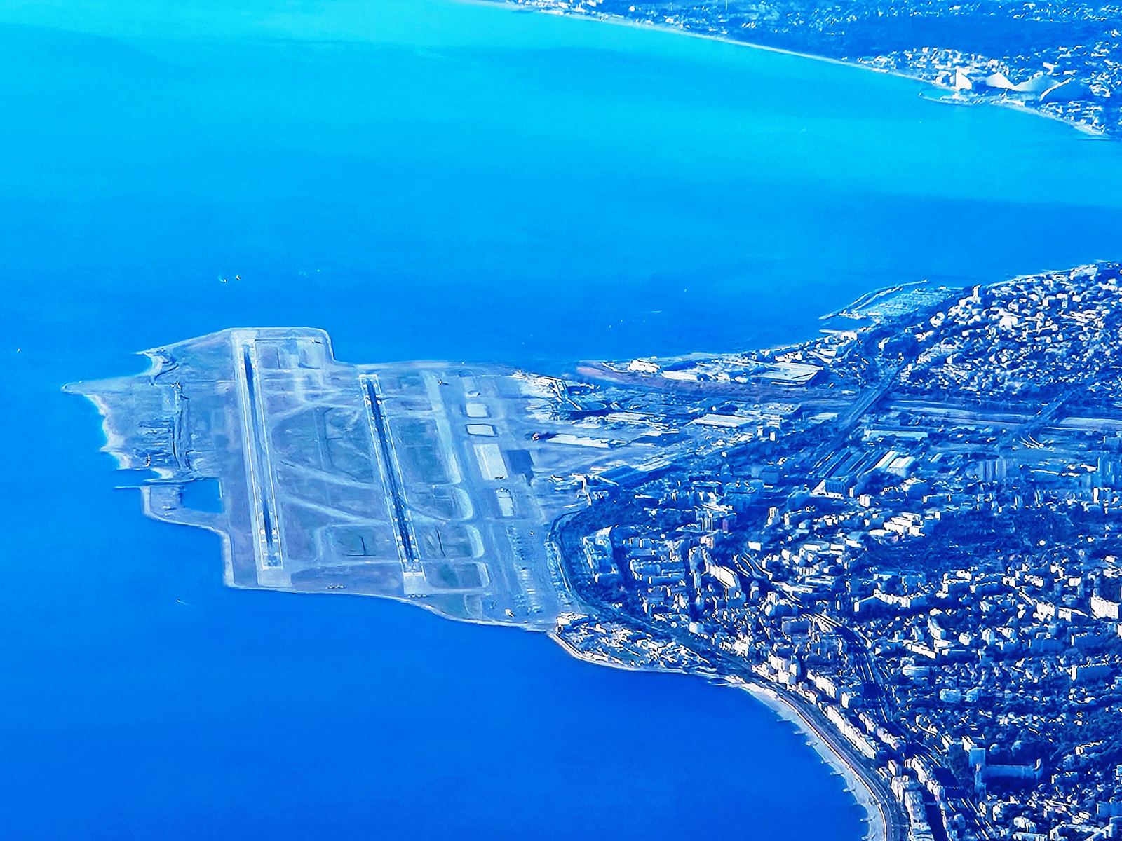 L'aéroport Nice Côte d'Azur vu du ciel